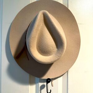 New Beige hat by Banana Republic Size S/M